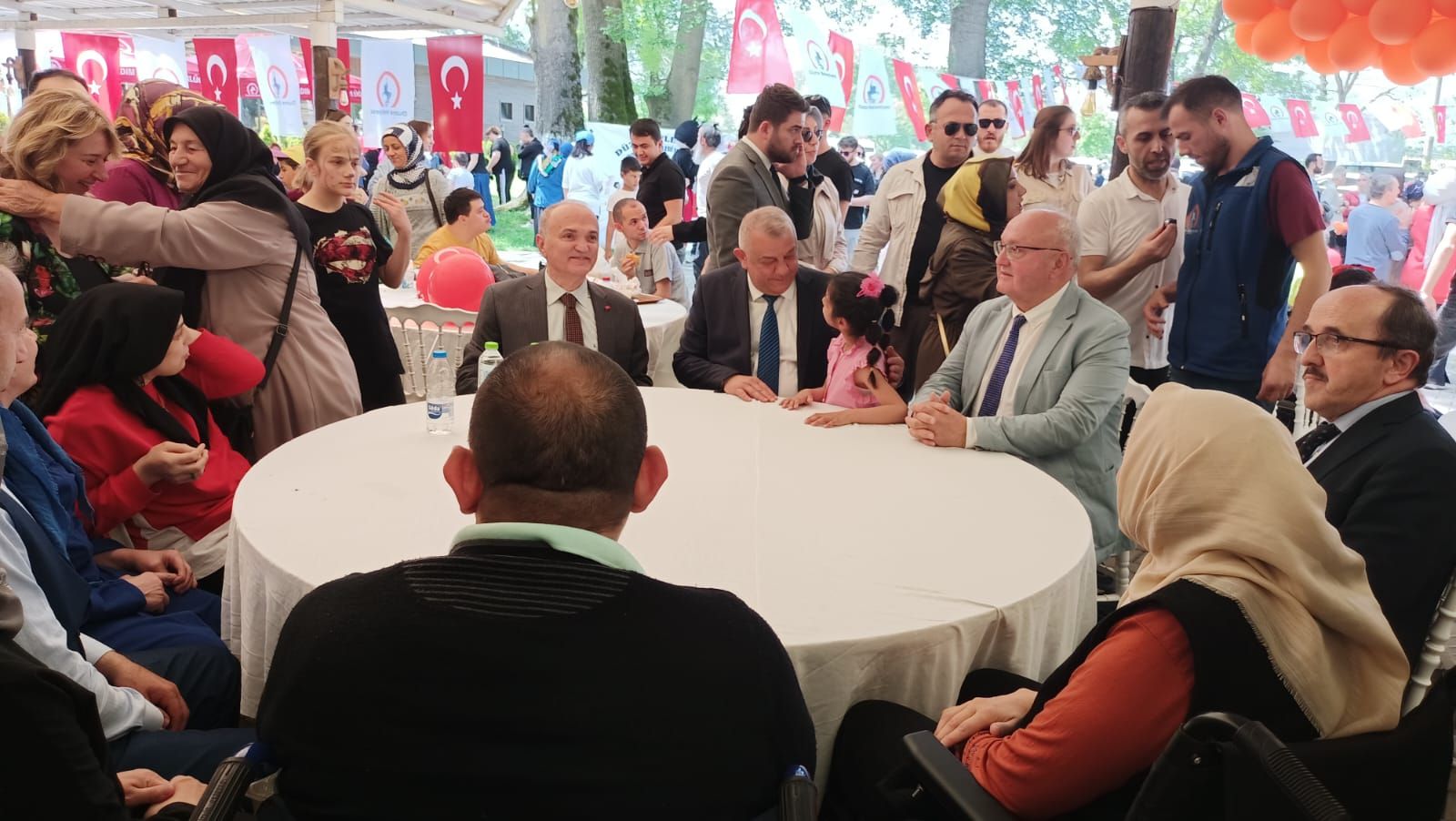 Erdoğan Bıyık Özel Gereksinimli Gençlerle Piknikte Bir Araya Geldi
